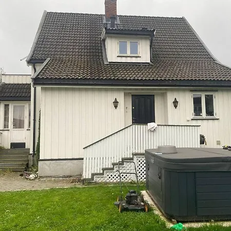 Executive 5 Bedrooms House In Central - 5 Mins Walk From Station *