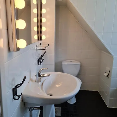 Executive 5 Bedrooms House In Central - 5 Mins Walk From Station