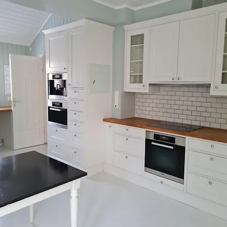 Executive 5 Bedrooms House In Central - 5 Mins Walk From Station * Lillestrom