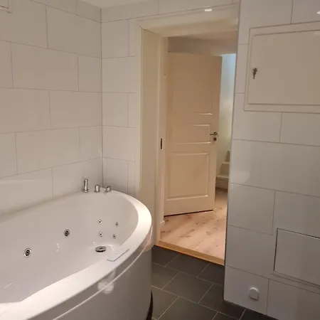 Executive 5 Bedrooms House In Central - 5 Mins Walk From Station