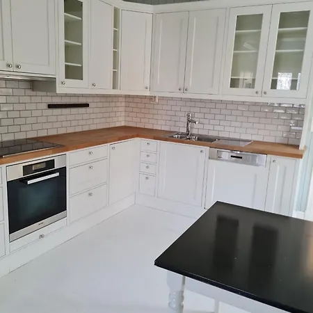 Executive 5 Bedrooms House In Central - 5 Mins Walk From Station *