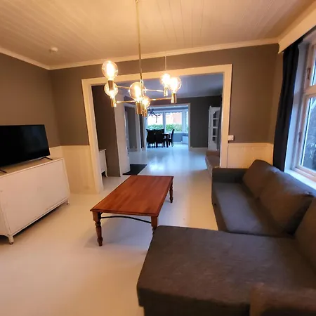 Executive 5 Bedrooms House In Central - 5 Mins Walk From Station Διαμέρισμα