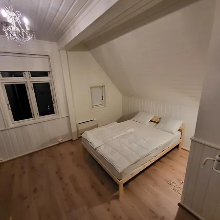 Executive 5 Bedrooms House In Central - 5 Mins Walk From Station 아파트 릴레스트룀