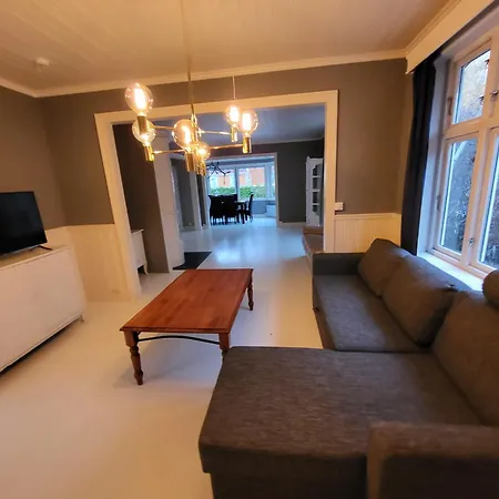 Executive 5 Bedrooms House In Central - 5 Mins Walk From Station Διαμέρισμα