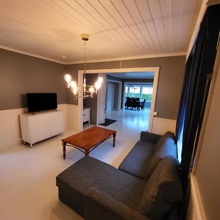 Διαμέρισμα Executive 5 Bedrooms House In Central - 5 Mins Walk From Station *