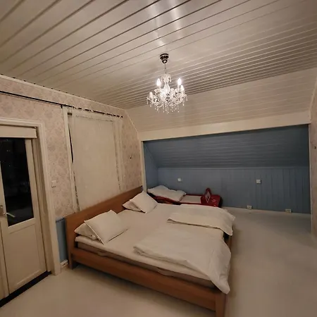 Executive 5 Bedrooms House In Central - 5 Mins Walk From Station * 릴레스트룀
